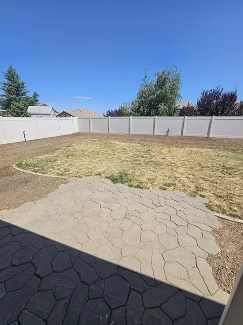 Exterior - 913 Laura Ln, Tehachapi, CA 93561 photo 5 of 10