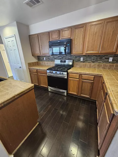 Kitchen - 913 Laura Ln, Tehachapi, CA 93561 photo 5 of 5