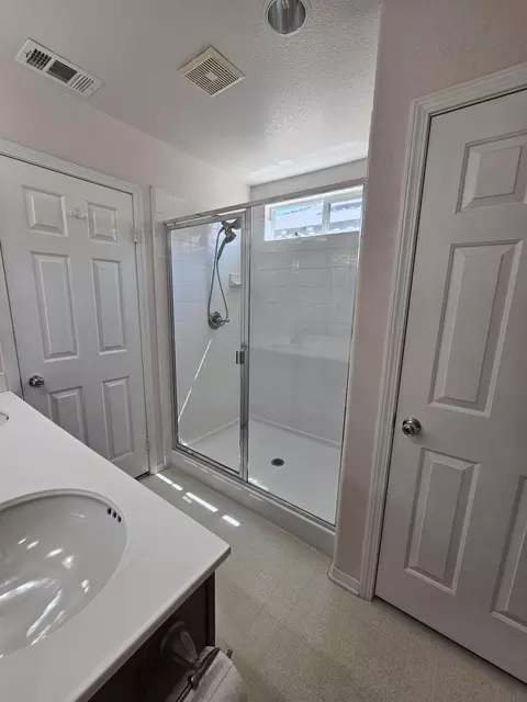 Bath - 913 Laura Ln, Tehachapi, CA 93561 photo 3 of 4