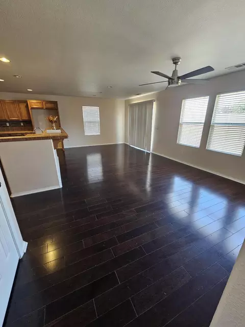 Living - 913 Laura Ln, Tehachapi, CA 93561 photo 2 of 2