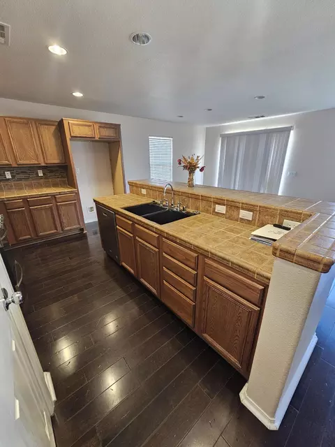 Kitchen - 913 Laura Ln, Tehachapi, CA 93561 photo 1 of 5