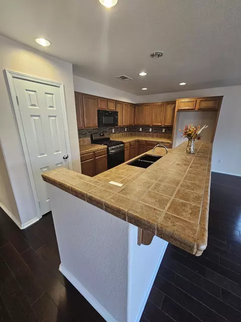 Kitchen - 913 Laura Ln, Tehachapi, CA 93561 photo 3 of 5
