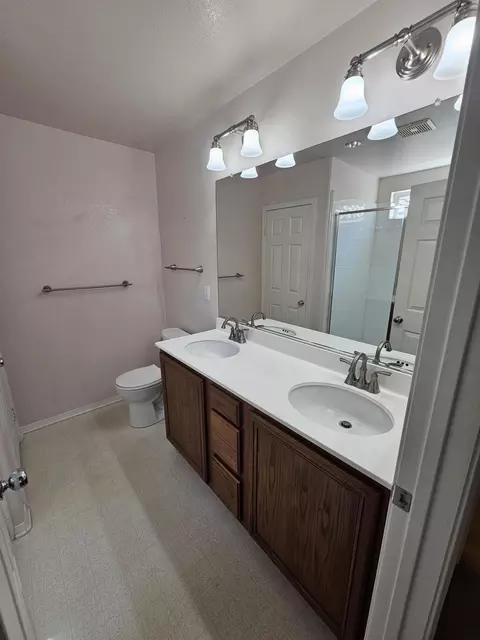 Bath - 913 Laura Ln, Tehachapi, CA 93561 photo 2 of 4