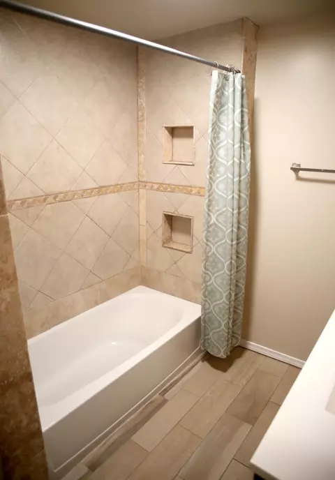 Bath - 26979 Nichols St, Boron, CA 93516 photo 3 of 3