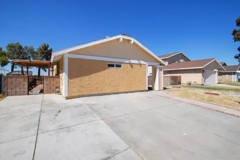 2523 Emerald Ln, Lancaster, CA 93535 photo 6