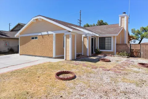 2523 Emerald Ln, Lancaster, CA 93535 photo 5