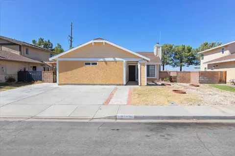 2523 Emerald Ln, Lancaster, CA 93535 photo 2