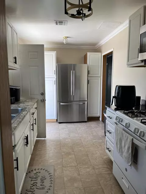 Kitchen - 38331 17th St E, Palmdale, CA 93550 photo 5 of 6
