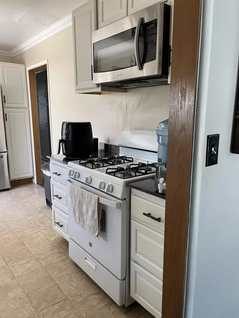 Kitchen - 38331 17th St E, Palmdale, CA 93550 photo 2 of 6