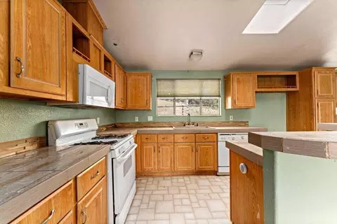 Kitchen - 26477 Cummings Valley Rd, Tehachapi, CA 93561 photo 1 of 2
