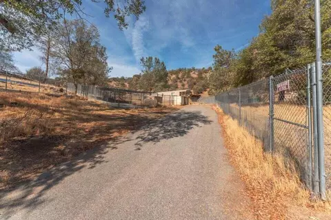 Exterior - 26477 Cummings Valley Rd, Tehachapi, CA 93561 photo 5 of 6