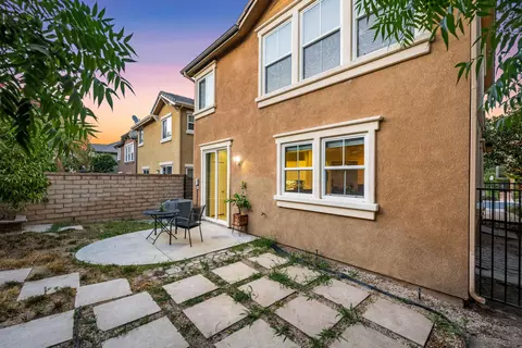 Exterior - 28215 Clementine Dr, Santa Clarita, CA 91350 photo 8 of 9