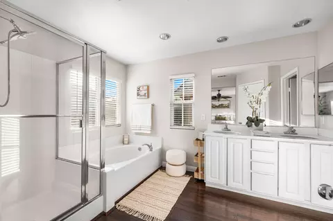 Bath - 28215 Clementine Dr, Santa Clarita, CA 91350 photo 2 of 3
