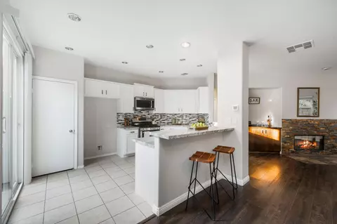 Kitchen - 28215 Clementine Dr, Santa Clarita, CA 91350 photo 5 of 7