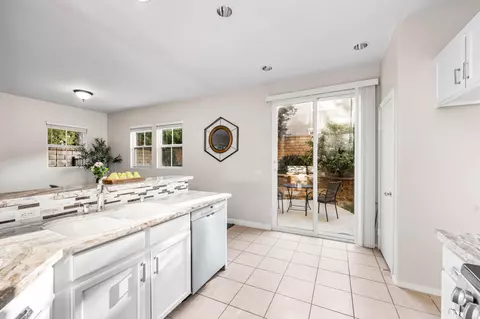 Kitchen - 28215 Clementine Dr, Santa Clarita, CA 91350 photo 2 of 7
