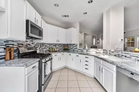 Kitchen - 28215 Clementine Dr, Santa Clarita, CA 91350 photo 6 of 7