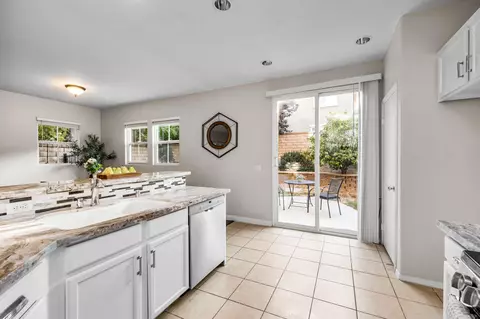 Kitchen - 28215 Clementine Dr, Santa Clarita, CA 91350 photo 4 of 7