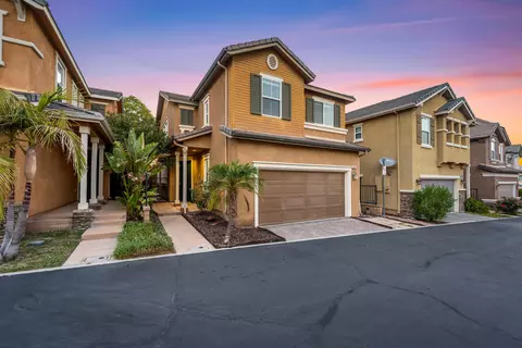 Exterior - 28215 Clementine Dr, Santa Clarita, CA 91350 photo 2 of 9