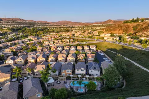 View/Area - 28215 Clementine Dr, Santa Clarita, CA 91350 photo 3 of 9
