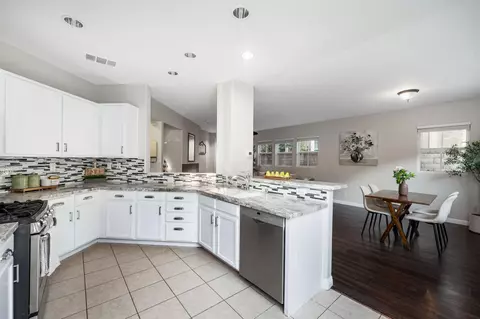 Kitchen - 28215 Clementine Dr, Santa Clarita, CA 91350 photo 3 of 7