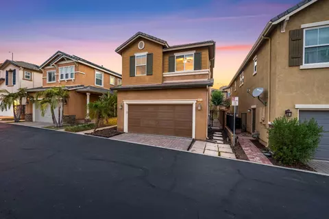 Exterior - 28215 Clementine Dr, Santa Clarita, CA 91350 photo 5 of 9