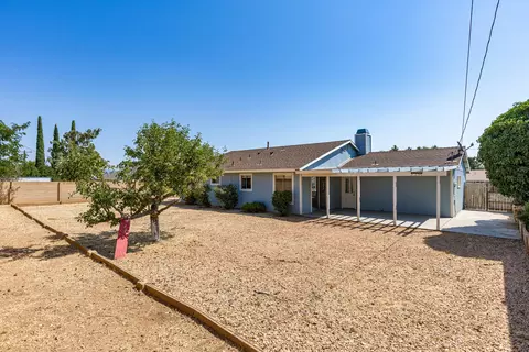 Exterior - 21211 Santa Barbara Dr, Tehachapi, CA 93561 photo 1 of 9