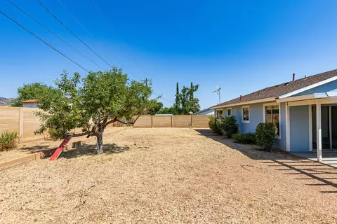 Exterior - 21211 Santa Barbara Dr, Tehachapi, CA 93561 photo 4 of 9