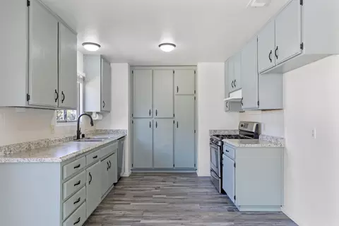 Kitchen - 21211 Santa Barbara Dr, Tehachapi, CA 93561 photo 2 of 3