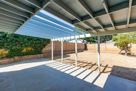 Exterior - 21211 Santa Barbara Dr, Tehachapi, CA 93561 photo 2 of 9