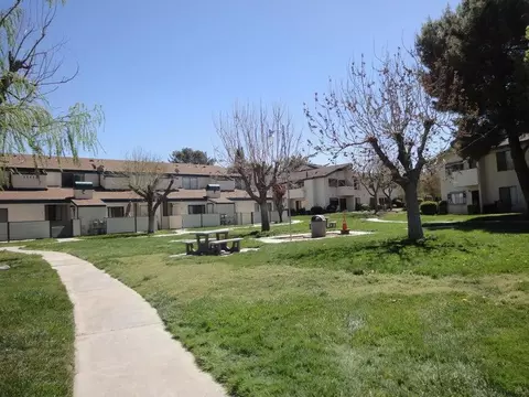 Exterior - 44436 15th St E #16, Lancaster, CA 93535 photo 4 of 9