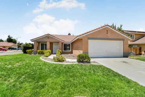 44701 Sandhurst Ln, Lancaster, CA 93536