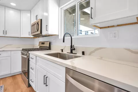 Kitchen - 1621 Arcane St, Simi Valley, CA 93065 photo 4 of 6