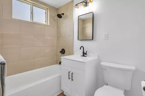 Bath - 1621 Arcane St, Simi Valley, CA 93065 photo 5 of 7