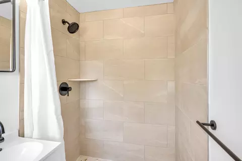 Bath - 1621 Arcane St, Simi Valley, CA 93065 photo 6 of 7