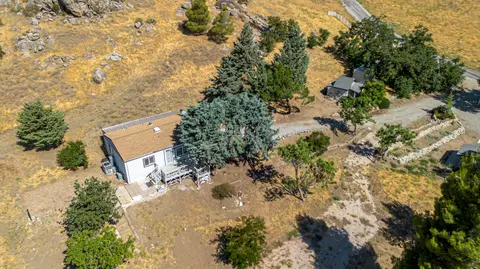 27100 Assault Dr, Tehachapi, CA 93561 photo 1