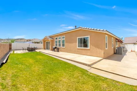 Exterior - 39128 Cocobola Ct, Palmdale, CA 93551 photo 8 of 12