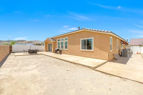 Exterior - 39128 Cocobola Ct, Palmdale, CA 93551 photo 11 of 12