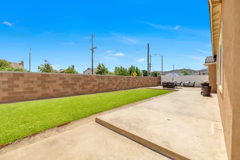 Exterior - 39128 Cocobola Ct, Palmdale, CA 93551 photo 7 of 12