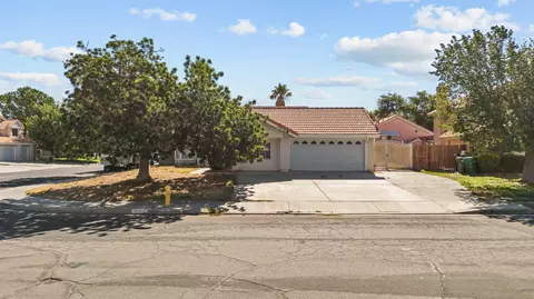 43748 Rialto Dr, Lancaster, CA 93535