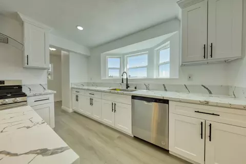Kitchen - 17420 Alsab Pl, Tehachapi, CA 93561 photo 4 of 6