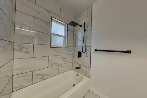 Bath - 17420 Alsab Pl, Tehachapi, CA 93561 photo 2 of 8
