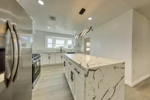 Kitchen - 17420 Alsab Pl, Tehachapi, CA 93561 photo 3 of 6
