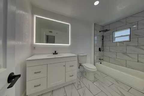 Bath - 17420 Alsab Pl, Tehachapi, CA 93561 photo 6 of 8