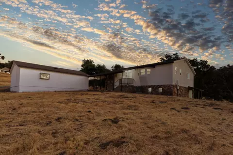 Exterior - 17420 Alsab Pl, Tehachapi, CA 93561 photo 13 of 15