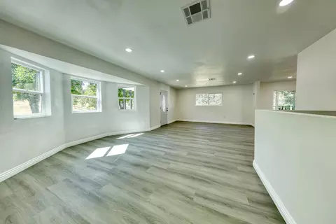 Living - 17420 Alsab Pl, Tehachapi, CA 93561 photo 5 of 9