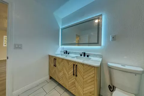 Bath - 17420 Alsab Pl, Tehachapi, CA 93561 photo 5 of 8