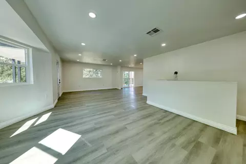 Living - 17420 Alsab Pl, Tehachapi, CA 93561 photo 6 of 9