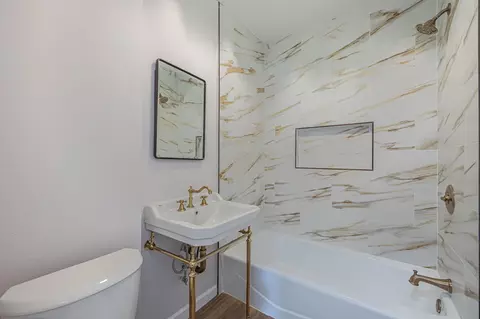 Bath - 2329 Easy Ave, Long Beach, CA 90810 photo 1 of 1