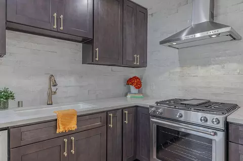 Kitchen - 2329 Easy Ave, Long Beach, CA 90810 photo 2 of 2