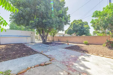 Exterior - 2329 Easy Ave, Long Beach, CA 90810 photo 9 of 11